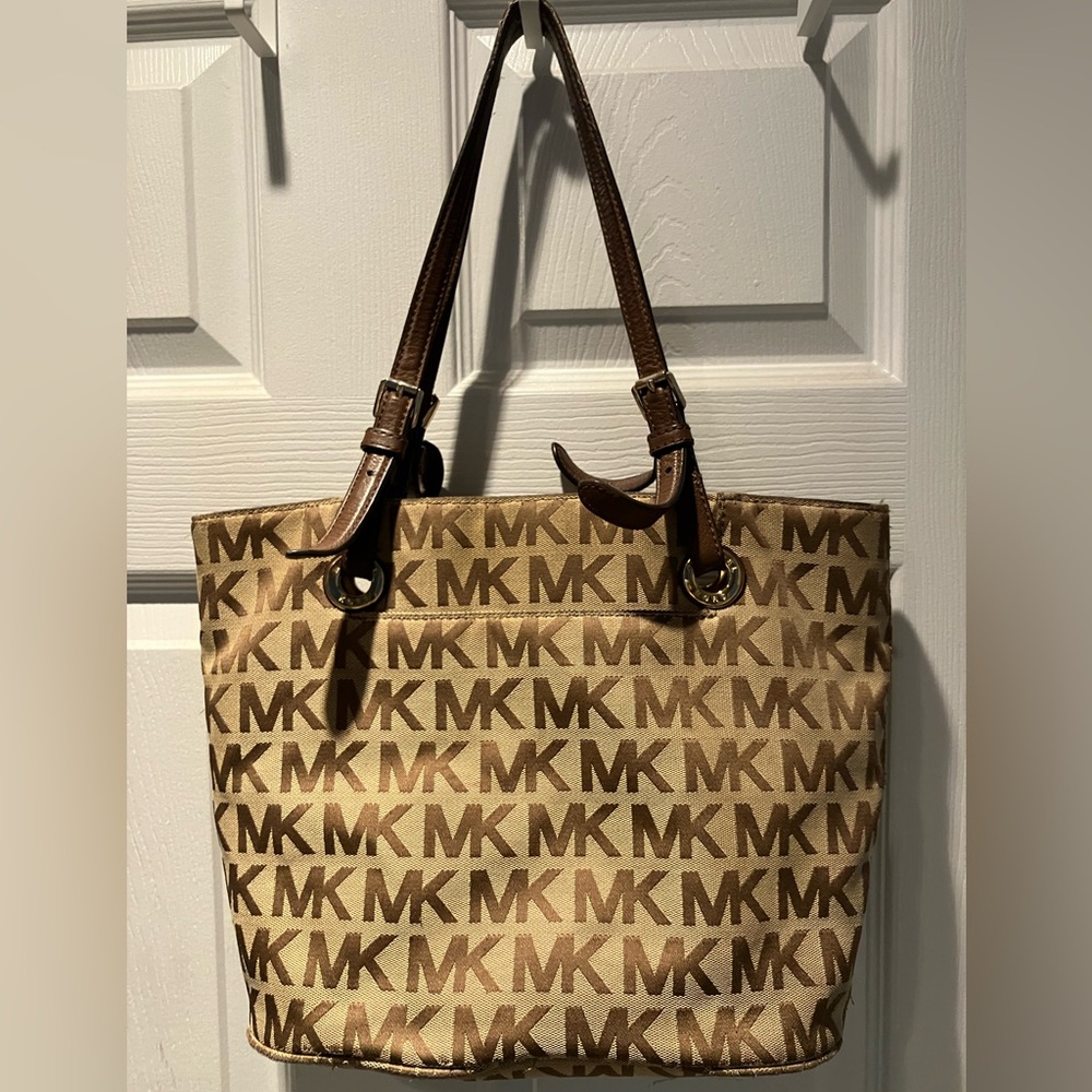 Michael Kors Jet Set Signature Tote Bag